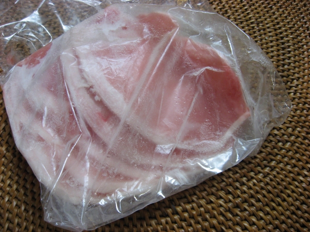 冷凍肉の保存期間の目安は？解凍後のお肉が臭い原因について