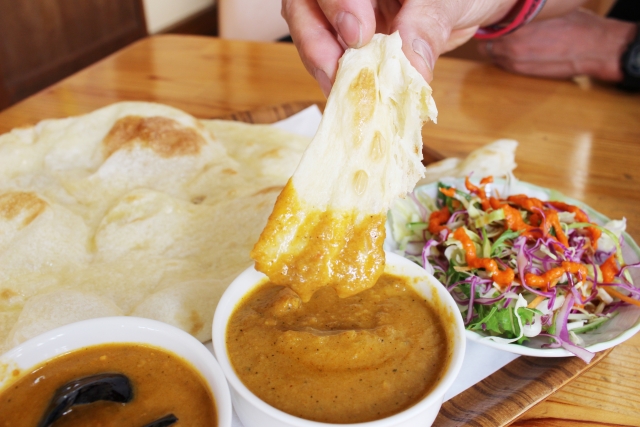 インドではカレーを食べる時など食事の際は左手は使わない？