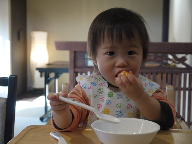 1歳児が食事を投げるのはなぜ？すぐできる対策が知りたい！