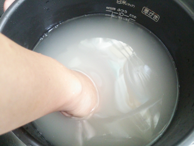 米を研ぐ時に出る白い膜は何？保存方法や洗い方を見直そう！