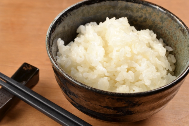 玄米と白米の栄養価は？ご飯は1日に何g食べて良いもの？