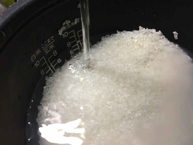 もう炊飯で失敗しない！米と水の量の正しい重量の割合は？