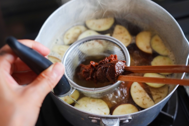 手軽でおいしい味噌汁の作り方！なすの定番・斬新レシピ