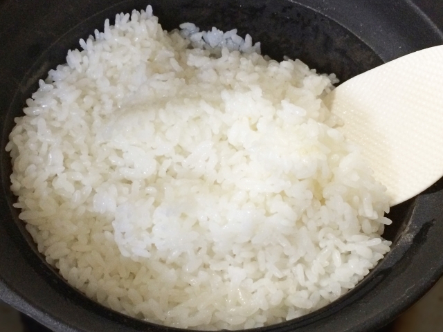 お米を炊いてご飯になったら、重さは何倍に増えるのか？