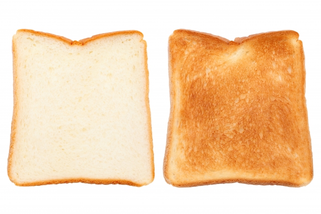 電子レンジで食パンをトーストすると、なぜ時間がかかるの？