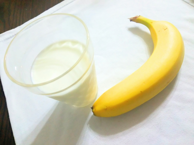 バナナスムージーを牛乳で作るとカロリーが高くなりますか？