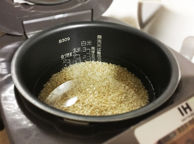 玄米や白米を炊く時あるいは混ぜて炊く時、必要な水の量は？