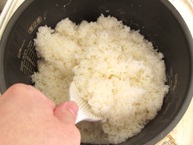 炊飯器で保温したお米が黄色くなった理由は？味や栄養は？