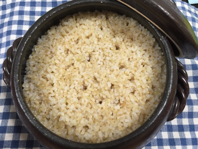 玄米を土鍋で炊く場合、水の量はどれくらい入れれば良いの？