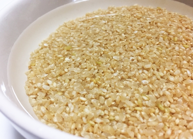 玄米をおいしく炊くための2つのお約束は乾煎りと充分な浸水