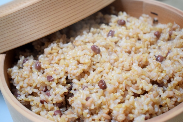 玄米に小豆を入れて一緒に炊いたご飯にはどんな効果がある？
